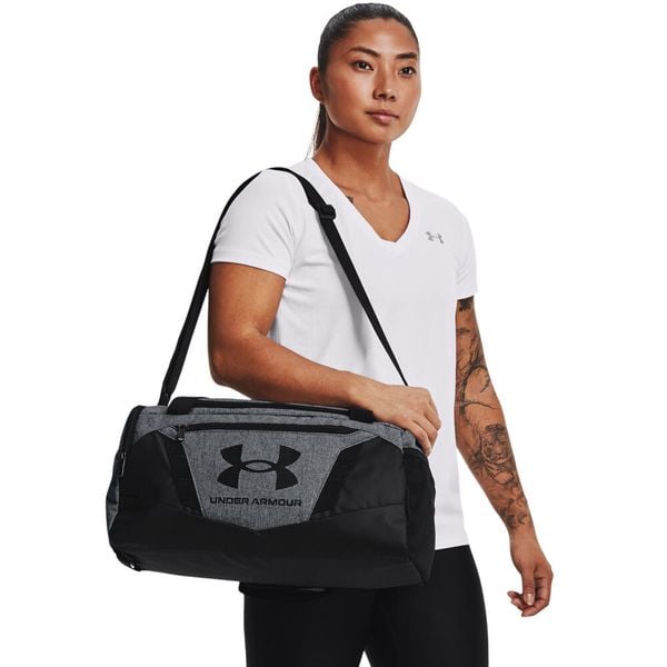 Torba sportowa unisex Under Armour Undeniable 50. Czarne torby podróżne i sportowe Under Armour, bez wzorów. Za 204,50 zł.