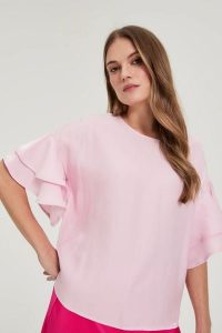 Koszula z falbanami na rękawach różowa. Czerwone koszule MOODO, l, bez wzorów, z poliesteru, bez kołnierzyka, bez ramiączek. Za 119,99 zł.