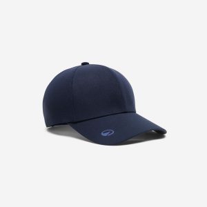 Czapka z daszkiem do golfa z magnesem na znacznik. Fioletowe czapki INESIS, bez wzorów, z materiału, sportowe. Za 49,99 zł.