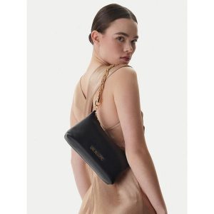 Torebka LOVE MOSCHINO. Czarne torebki klasyczne LOVE MOSCHINO, bez wzorów, bez dodatków. Za 673,99 zł.