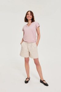 Gładkie szorty beżowe. Brązowe szorty MOODO, bez wzorów, z bawełny. Za 119,99 zł.