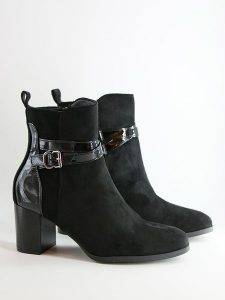 Bellucci Botki w kolorze czarnym rozmiar: 37. Czarne botki Bellucci, bez wzorów, bez obcasa, bez zapięcia. Za 152,99 zł.