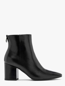 Czarne botki damskie na klocku. Czarne botki Ryłko, bez wzorów, ze skóry, bez obcasa, na słupku, bez zapięcia. W wyprzedaży za 299,99 zł.