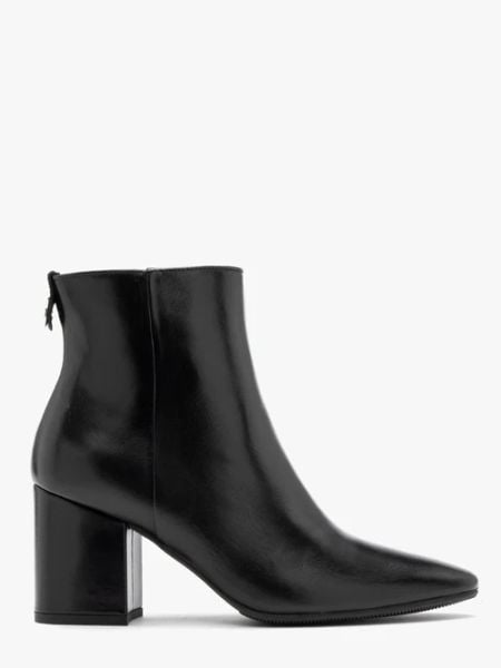 Czarne botki damskie na klocku. Czarne botki Ryłko, bez wzorów, ze skóry, bez obcasa, na słupku, bez zapięcia. W wyprzedaży za 299,99 zł.