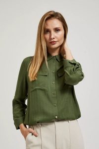 Koszula z kieszeniami i długimi rękawami khaki. Brązowe koszule MOODO, bez wzorów, bez kołnierzyka, bez ramiączek. W wyprzedaży za 47,99 zł.
