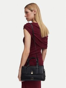 Armani Exchange Torebka XW003055 AF28605 UC001 Czarny. Czarne kuferki Armani Exchange, bez wzorów, ze skóry, bez dodatków. Za 704,99 zł.