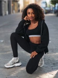 Legginsy - czarny. Czarne legginsy Sinsay, bez wzorów, z bawełny, długie. Za 12,99 zł.