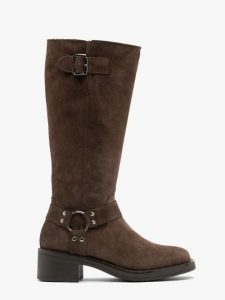Brązowe kozaki biker boots ze skóry welurowej. Brązowe kozaki Ryłko, bez wzorów, ze skóry, bez obcasa, bez zapięcia. Za 629,99 zł.