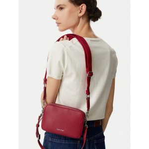 Torebka Calvin Klein. Czerwone listonoszki Calvin Klein, bez wzorów, bez dodatków. Za 319,99 zł.