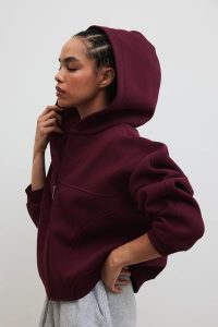 Bluza z kapturem zapinana na zamek w kolorze BURGUNDY - DESEO-M/L. Czerwone bluzy Marsala, l, bez wzorów, z bawełny, z kapturem. Za 349,90 zł.