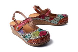LAURA VITA 0004132 FACSCINEO 0321 camel, sandały damskie. Zielone sandały LAURA VITA, z aplikacjami, bez obcasa, na koturnie, bez zapięcia. Za 327,17 zł.