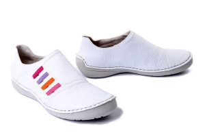 RIEKER 52560-80 white, półbuty damskie. Białe półbuty Rieker, bez wzorów, bez obcasa, bez zapięcia. Za 223,93 zł.