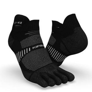 Skarpetki do biegania Kiprun Run 900 pięciopalczaste niskie cienkie. Czarne skarpetki KIPRUN, bez wzorów, z elastanu. Za 34,99 zł.