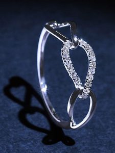 DIAMANTA Złoty pierścionek "Triple boucles" z diamentami rozmiar: 58. Szare pierścionki DIAMANTA, z diamentem, złote. Za 878,53 zł.