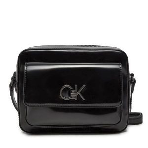 Torebka Calvin Klein. Czarne listonoszki Calvin Klein, bez wzorów, bez dodatków. Za 259,99 zł.