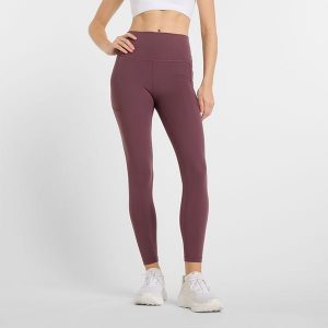 Legginsy damskie do jogi New Balance Harmony WP51124FDP – bordowe. Czerwone legginsy New Balance, bez wzorów, z lycry, z podwyższonym stanem. Za 249,99 zł.