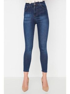 Trendyol Dżinsy - Skinny fit - w kolorze granatowym rozmiar: 34. Niebieskie jeansy Trendyol, bez wzorów, z podwyższonym stanem. Za 39,99 zł.