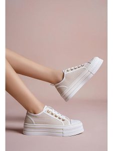 Foreverfolie Sneakersy w kolorze beżowym rozmiar: 36. Brązowe trampki Foreverfolie, bez wzorów, bez zapięcia. Za 109,78 zł.