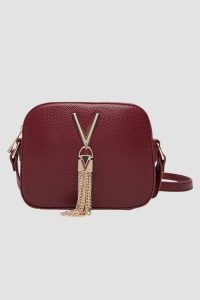 VALENTINO Bordowa torebka Divina Camera Bag. Czerwone torebki wieczorowe Valentino by Mario Valentino, bez wzorów, bez dodatków. W wyprzedaży za 169,99 zł.