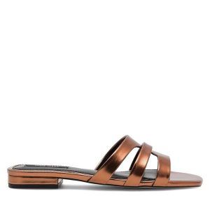 Klapki Nine West. Brązowe klapki Nine West, bez wzorów, bez obcasa. Za 107,99 zł.