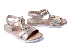 CAPRICE 9-28154-42 366 taupe met. comb, sandały damskie. Żółte sandały Caprice, bez wzorów, bez obcasa, bez zapięcia. Za 249,90 zł.