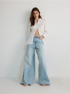 Bawełniana koszula - złamana biel. Koszule Reserved, l, bez wzorów, z bawełny, bez kołnierzyka, bez ramiączek. W wyprzedaży za 49,99 zł.