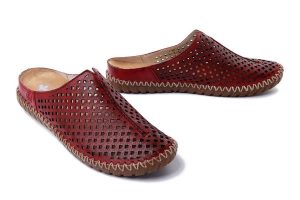 RIEKER M2885-35 red, klapki damskie. Czerwone klapki Rieker, bez wzorów, ze skóry, bez obcasa. Za 299,90 zł.