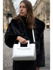 Maison héritage PARIS Skórzana torebka "Jini" w kolorze srebrnym - 30 x 22 x 10 cm rozmiar: onesize. Szare torebki klasyczne Maison héritage PARIS, bez wzorów, z materiału, przez ramię, bez dodatków. Za 413,99 zł.