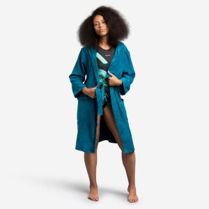 Szlafrok na basen damski Decathlon z grubej bawełny. Niebieskie szlafroki DECATHLON, xs, bez wzorów, z bawełny, bez kaptura. Za 179,99 zł.