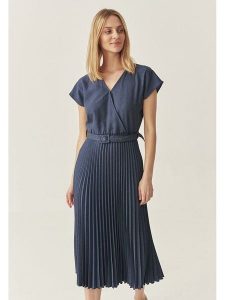 TATUUM Sukienka w kolorze granatowym rozmiar: 38. Niebieskie sukienki Tatuum, bez wzorów, z tkaniny, bez kołnierzyka, bez ramiączek, midi. Za 190,97 zł.