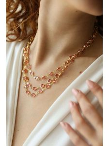 L'Atelier de Gaia Pozłacany naszyjnik z kryształami - dł. 45 cm rozmiar: onesize. Różowe naszyjniki L'Atelier de Gaia, z kryształem, pozłacane. Za 87,61 zł.