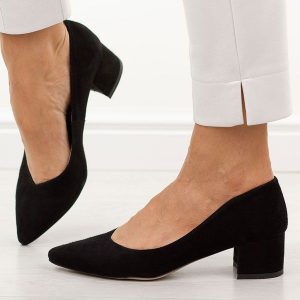 Czarne zamsz skórzane Polskie czółenka damskie na obcasie Prestige 2235/obl. Czarne czółenka Prestige, bez wzorów, ze skóry, bez obcasa, na obcasie, bez zapięcia. Za 419,00 zł.