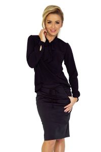 Czarna Bluzka Elegancka z Wiązaną Szarfą. Czarne bluzki NUMOCO, l, bez wzorów, z materiału, eleganckie, bez kołnierzyka, bez ramiączek. Za 153,90 zł.