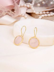 Pierres de Jade Pozłacane kolczyki z perłami i kwarcem różowym rozmiar: onesize. Różowe kolczyki Pierres de Jade, z kwarcem, pozłacane. Za 39,99 zł.