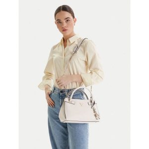 Torebka Guess. Białe kuferki Guess, z aplikacjami, bez dodatków. Za 369,99 zł.