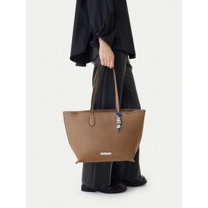 Torebka KARL LAGERFELD. Brązowe torebki klasyczne KARL LAGERFELD, bez wzorów, bez dodatków. Za 664,99 zł.