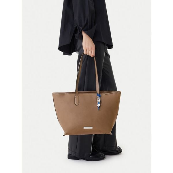 Torebka KARL LAGERFELD. Brązowe torebki klasyczne KARL LAGERFELD, bez wzorów, bez dodatków. Za 664,99 zł.