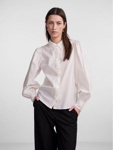 YAS Koszula 26030881 Biały Regular Fit. Białe koszule YAS, xs, bez wzorów, z bawełny, bez kołnierzyka, bez ramiączek. Za 239,99 zł.