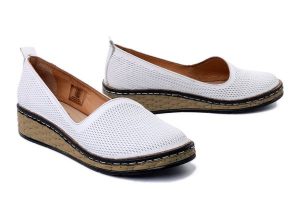MANITU 840093-03 weiss, półbuty damskie. Białe czółenka Manitu, bez wzorów, ze skóry, bez obcasa, bez zapięcia. Za 188,93 zł.