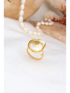 Pierres delicates Pozłacany pierścionek z masą perłową i cyrkoniami rozmiar: onesize. Białe pierścionki Pierres delicates, z cyrkonią, pozłacane. Za 65,54 zł.