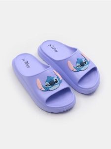 Klapki Stitch - błękitny. Niebieskie klapki Sinsay, bez wzorów, bez obcasa. Za 35,99 zł.