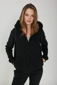 BLUZA NICOLE CZARNA XS - Flawless. Czarne bluzy Flawless, s, bez wzorów, z bawełny, z kapturem. Za 397,00 zł.