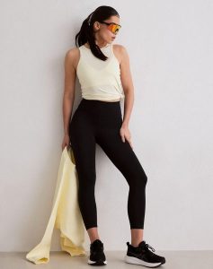Damskie legginsy biegowe 7/8 wysoki stan, squat proof, kieszenie Le Run czarne. Czarne legginsy AIM'N, bez wzorów, z elastanu, z podwyższonym stanem. Za 383,00 zł.