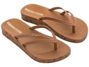 Klapki damskie japonki Ipanema Bossa Soft. Brązowe klapki Ipanema, bez wzorów, z materiału, bez obcasa. Za 89,00 zł.