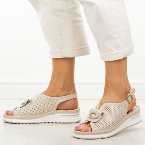 Beżowe skórzane sandały damskie Jezzi 9759. Brązowe sandały Jezzi, z aplikacjami, z jeansu, z okrągłym noskiem, bez obcasa, na platformie, bez zapięcia. Za 229,00 zł.