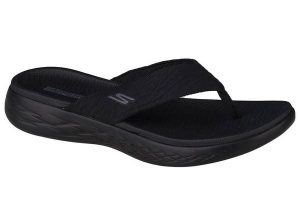 Japonki damskie, On The Go 600 Sunny. Czarne klapki Skechers, bez wzorów, z materiału, bez obcasa. Za 199,99 zł.