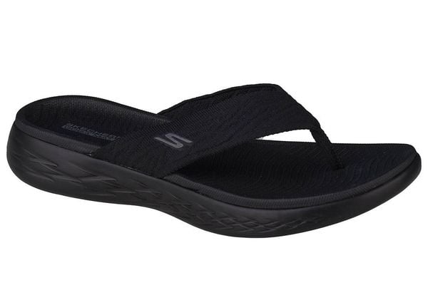 Japonki damskie, On The Go 600 Sunny. Czarne klapki Skechers, bez wzorów, z materiału, bez obcasa. Za 179,90 zł.