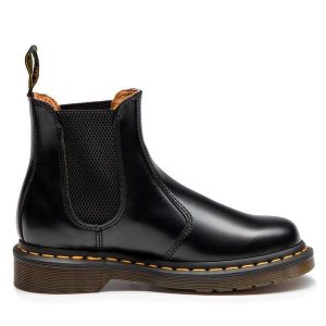Sztyblety Dr. Martens. Czarne botki Dr. Martens, bez wzorów, bez obcasa, na płaskiej podeszwie, bez zapięcia. Za 589,99 zł.