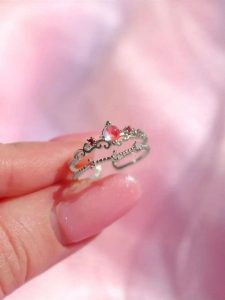 Lodie Silver Pierścionek z cyrkoniami rozmiar: onesize. Szare pierścionki Lodie Silver, z cyrkonią, z mosiądzu. Za 30,99 zł.