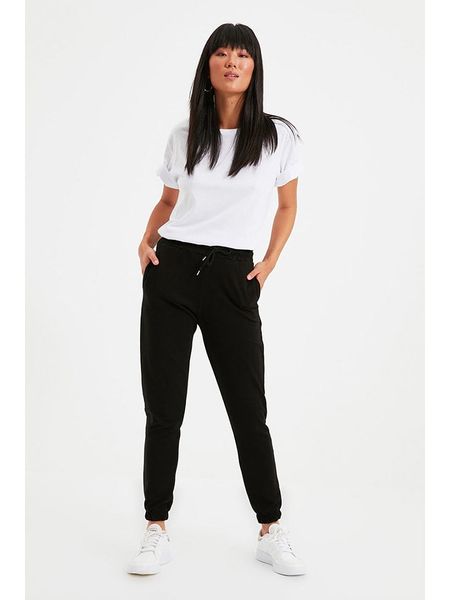 Trendyol Spodnie dresowe w kolorze czarnym rozmiar: 3XL. Czarne spodnie dresowe Trendyol, xl, bez wzorów, z dresówki. Za 57,45 zł.